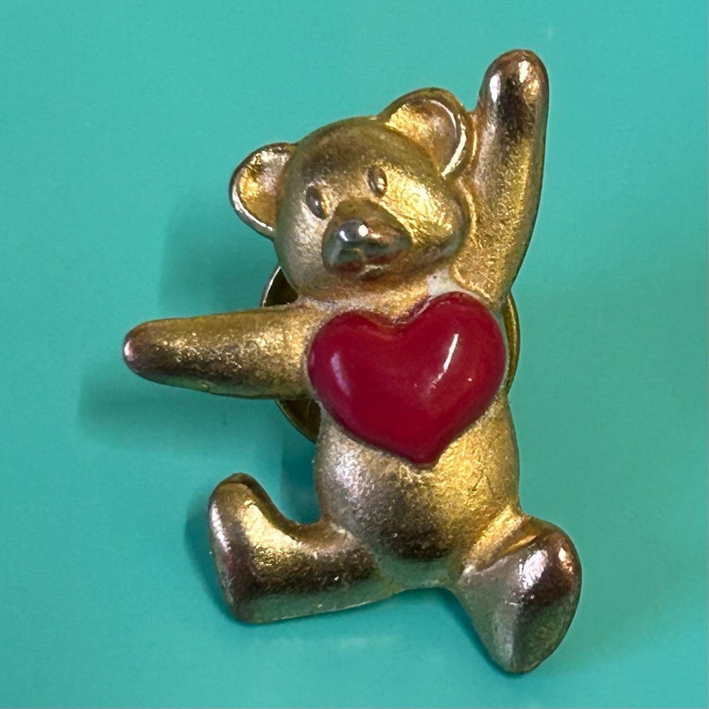 Vintage Gold Tone Teddy Bear Large Heart Hat Lapel Pin